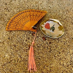 🍭 Small Asian painted shell and sandalwood fan